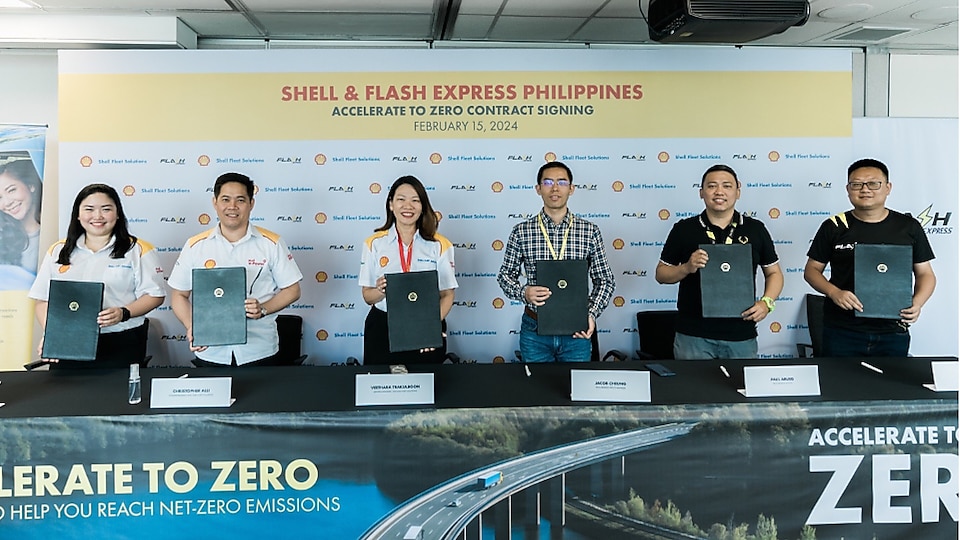 Ceremonial post-contract signing between Shell Fleet Solutions and Flash Express. L-R: Gellie Romero, Global Key Account Manager, Shell Fleet Solutions; Christopher Alli, Country Business Head, Shell Fleet Solutions; Veethara Trakulboon, General Manager, Asia Shell Fleet Solutions; Jacob Cheung, Procurement Deputy Manager, Flash Express; Paul Abueg, Procurement Officer, Flash Express; Allen Zheng, Network Manager, Flash Express.