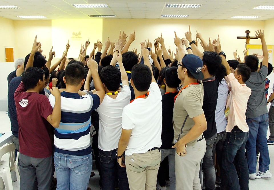 Shell-PhilDev scholars raising their hands in unity