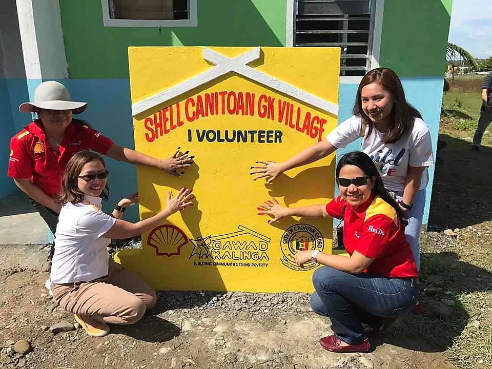 House painting volunteers in the Shell-GK Sitio Canitoan Village