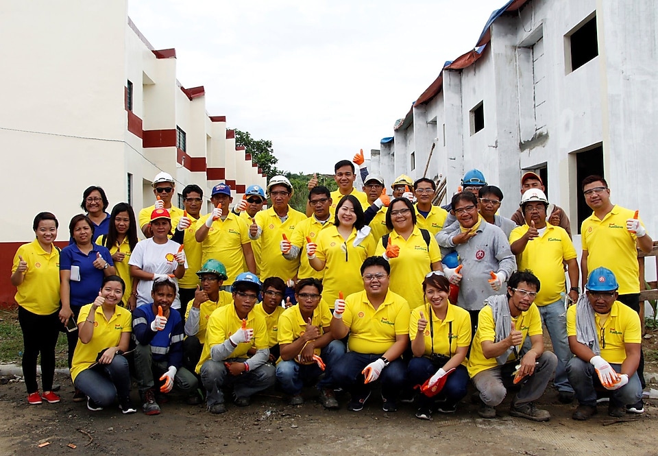 Shell volunteers together with HFH representatives