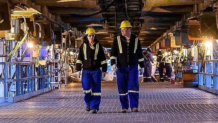 People crossing a busy street in Hong Kong
