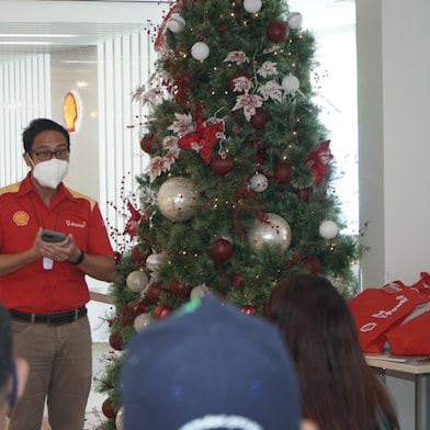 Arvin Obmerga, Head of Mobility Marketing of Pilipinas Shell, commends the 20 Angkas Riders for their performance in the real-time monitoring of pump prices at select gas stations.