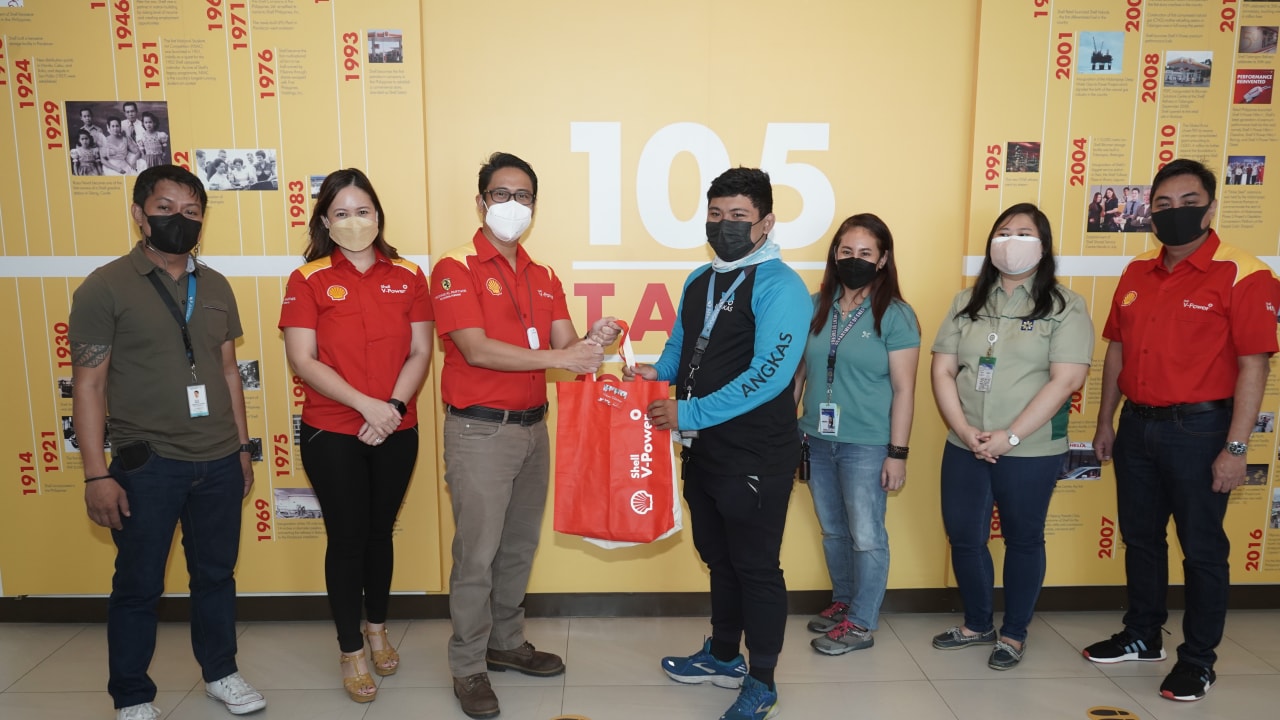 (From L to R: Jeff Labastida, Driver Experience Associate of Angkas; Jeanne Dela-Paz, Shell V-Power Brand Manager; Arvin Obmerga, Head of Mobility Marketing of Pilipinas Shell; Remmel Malit, DOE Science Research Specialist II; Armina David, DOE Science Research Specialist II; and Paulo Gavino, Advocacy Manager of Pilipinas Shell.) Shell branded Jackets, arm sleeves, and additional Shell goods being were given to the 20 Angkas riders in recognition and appreciation of their continued service.