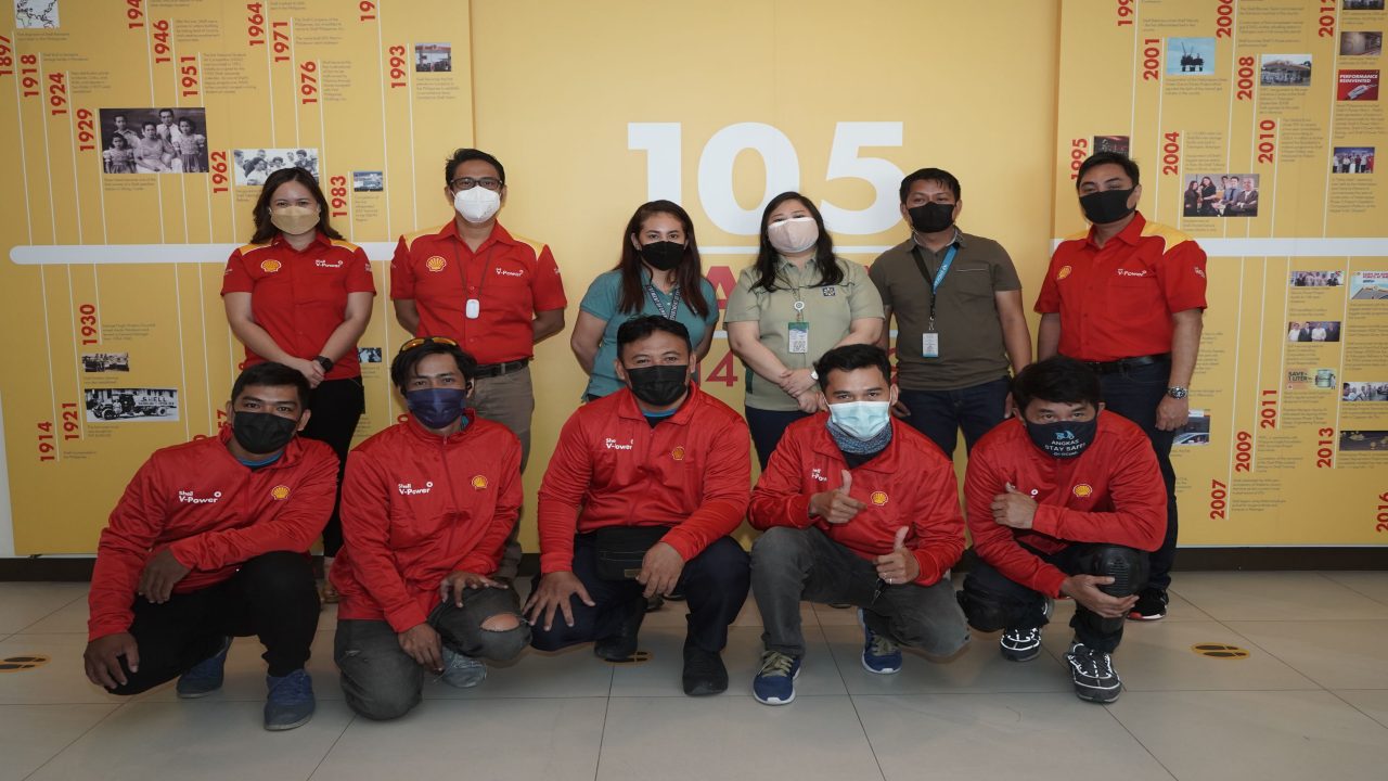 (Rear row, from L to R: Jeanne Dela-Paz, Shell V-Power Brand Manager; Arvin Obmerga, Head of Mobility Marketing of Pilipinas Shell; Remmel Malit, DOE Science Research Specialist II; Armina David, DOE Science Research II; Jeff Labastida, Driver Experience Associate of Angkas; and Paulo Gavino, Advocacy Manager from Pilipinas Shell.) Angkas Riders pose in their Shell-branded jackets with representatives from the Department of Energy, Pilipinas Shell, and Angkas.
