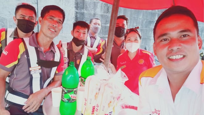 Richard G Sazon with his staff at Shell Clark Pampanga