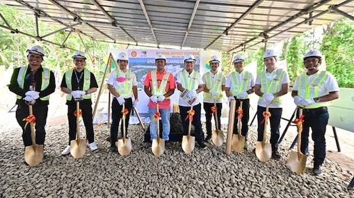 Darong Import Facility ground breaking led by Kit Bermudez, Pilipinas Shell VP for Supply and Distribution (3rd from left); Municipality of Sta. Cruz Mayor Engr. Jaime G. Lao, Jr. (4th from left); President of DMCI Holdings, Inc. Sid Consunji (5th from left); President of SCSC Tulsi Das Reyes (6th from left); Shell VP for Corporate Relations Serge Bernal (7th from left) COO of Northern Star Energy Corporation and SCSC Juanmi Delgado (8th from left); and CFO of Northern Star Energy Corporation and SCSC Romy Regaspi (farthest right)