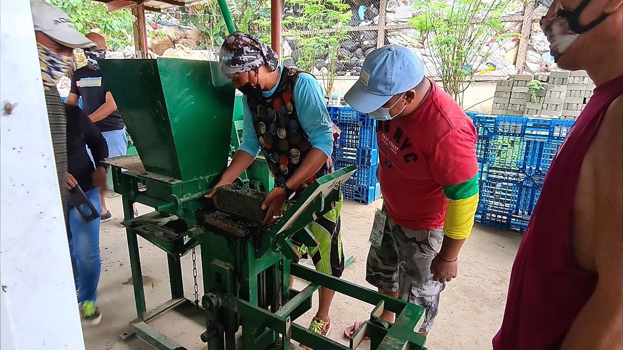 Pilipinas Shell partnership with Green Antz to create eco-bricks out of used plastics.