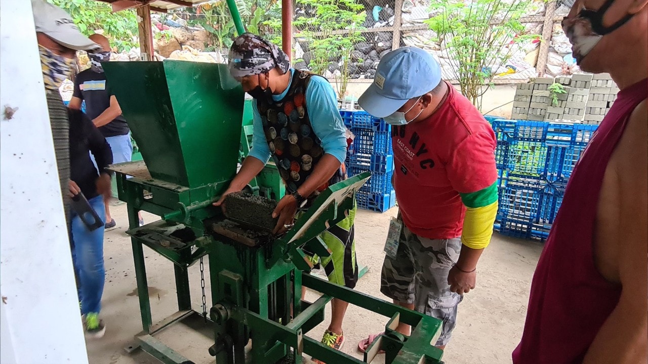 Pilipinas Shell partnership with Green Antz to create eco-bricks out of used plastics.