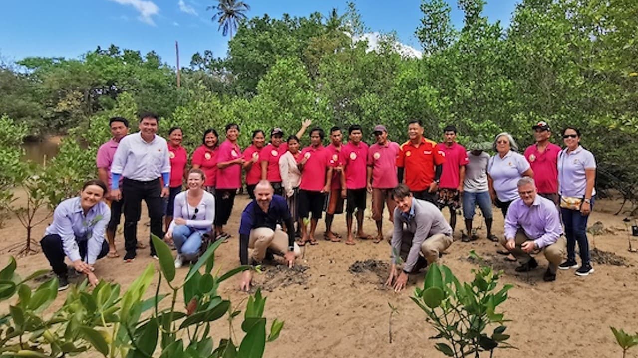 PSFI with locals from Palawan who now act as guides of the island’s tourist destinations through the TANDIKAN Program. (Disclaimer: This photo was shot pre-pandemic.)