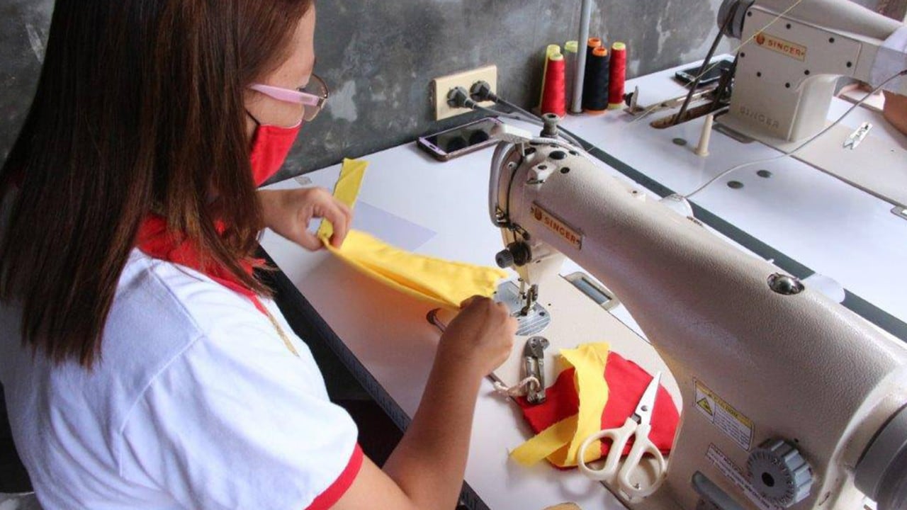 Shell LiveWIRE supporting the women of the SIBBAP Cooperative through technical upskilling in sewing for alternative sources of income.