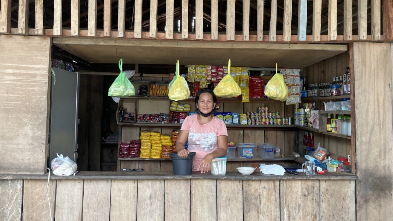 Elvira Leanda Academia, a farmer and a sari-sari store owner, used to pay for the diesel generator to power her house and her store. SINAG’s arrival increased her income, from power cost savings and a new refrigerator that helped her stock up on items she sold to customers.