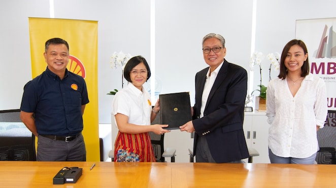 Signing the MOU to promote biking as an active transport in the country, from left; Serge Bernal, Vice President - Corporate Relations of Pilipinas Shell Petroleum Corporation; Lorelie Quiambao-Osial, Pilipinas Shell Country Chair; Edgar Chua, MBC Chairman; and Trisha Teope, MBC Programs and Projects Officer.