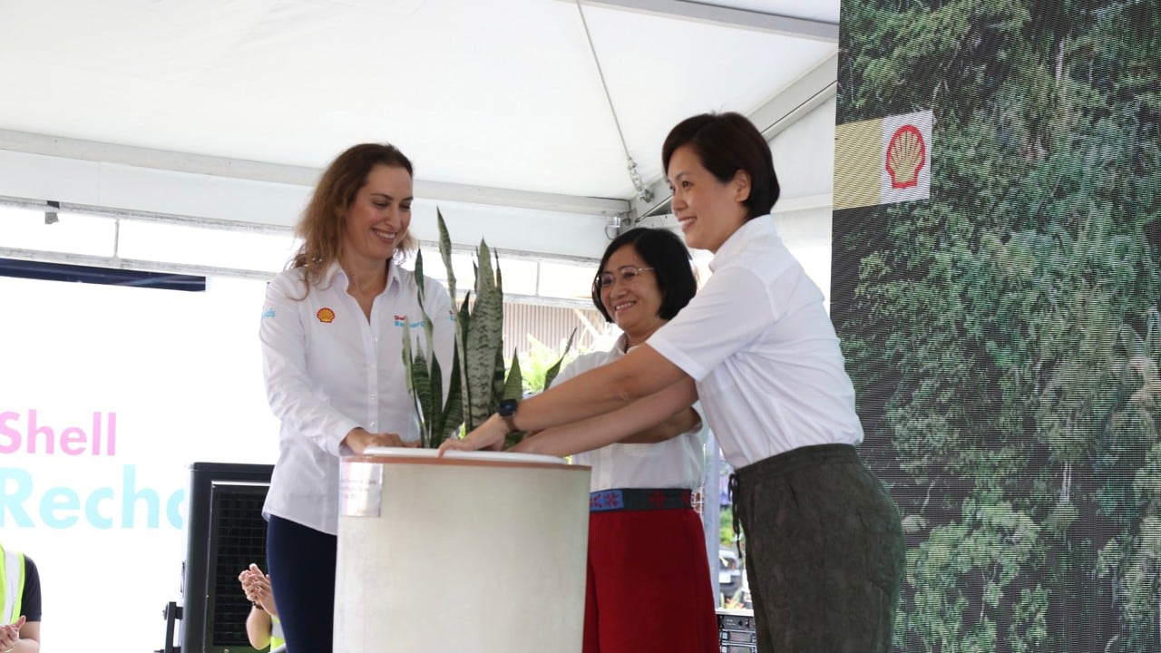 Pilipinas Shell President and CEO Lorelie Quiambao-Osial (middle), Shell’s General Manager for Mobility Products Pinar Mavituna (left), and Shell General Manager for Fleet Solutions Asia, Berry Wong (right), performing a ceremonial gesture towards net zero carbon emissions.