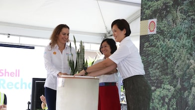 Pilipinas Shell President and CEO Lorelie Quiambao-Osial (middle), Shell’s General Manager for Mobility Products Pinar Mavituna (left), and Shell General Manager for Fleet Solutions Asia, Berry Wong (right), performing a ceremonial gesture towards net zero carbon emissions.
