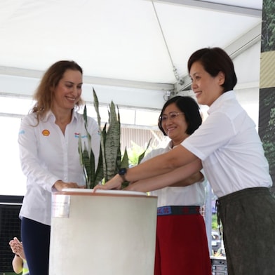Pilipinas Shell President and CEO Lorelie Quiambao-Osial (middle), Shell’s General Manager for Mobility Products Pinar Mavituna (left), and Shell General Manager for Fleet Solutions Asia, Berry Wong (right), performing a ceremonial gesture towards net zero carbon emissions.