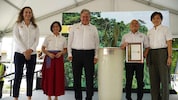 Shell recognizes Mazda Philippines for offsetting 11 tons of carbon through Shell’s Nature Based Carbon Offset service. Mazda Philippines President Steven Tan (second from right) receives the certificate of returned carbon credits. Also in the photo, from left to right: Pinar Mavituna, Shell General Manager for Mobility Products; Lorelie Quiambao-Osial, Pilipinas Shell President and CEO; Istvan Kapitany, Global EVP for Shell Mobility; Steven Tan; Berry Wong, Shell Fleet Solutions General Manager Asia