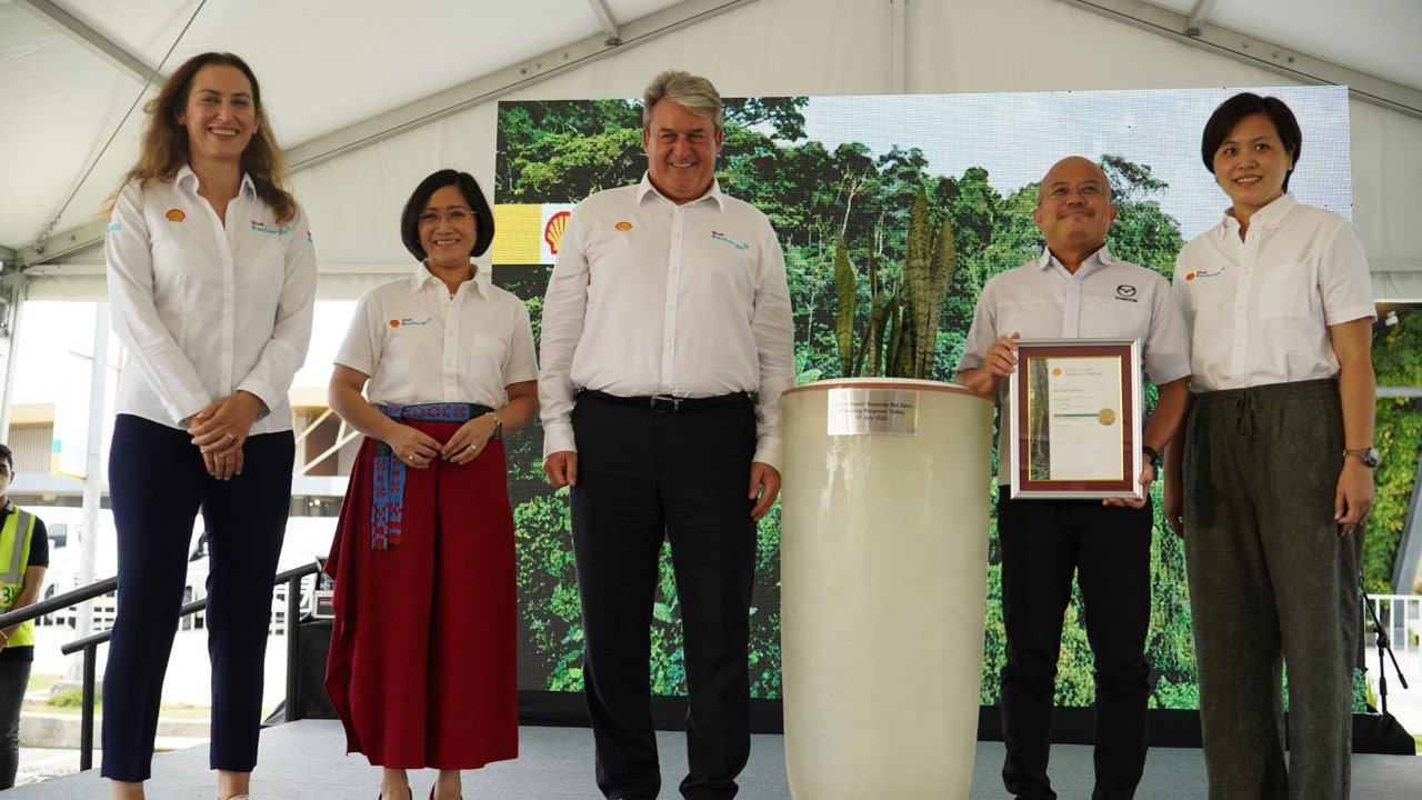 Shell recognizes Mazda Philippines for offsetting 11 tons of carbon through Shell’s Nature Based Carbon Offset service. Mazda Philippines President Steven Tan (second from right) receives the certificate of returned carbon credits. Also in the photo, from left to right: Pinar Mavituna, Shell General Manager for Mobility Products; Lorelie Quiambao-Osial, Pilipinas Shell President and CEO; Istvan Kapitany, Global EVP for Shell Mobility; Steven Tan; Berry Wong, Shell Fleet Solutions General Manager Asia