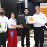 “The government will continue to provide you with the necessary and enabling support, to bring in more investments like this.” assured Patrick Aquino of the Department of Energy (3rd from left), as Shell officially launched Shell Recharge. In Photo, L-R: Randy Del Valle, Pilipinas Shell General Manager and Vice President for Mobility; Lorelie Quiambao-Osial, Pilipinas Shell President and CEO; Patrick Aquino, Department of Energy Director; Istvan Kapitany, EVP for Shell Mobility; Carol Chen, Shell SVP for Global Marketing