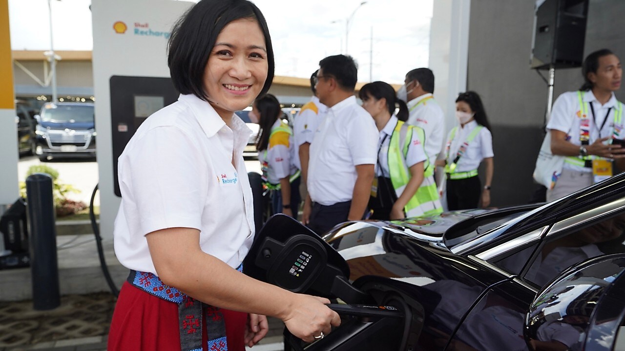 Pilipinas Shell President and CEO Lorelie Quiambao-Osial plugs in the first EV to be charged at the Shell Recharge station in Shell Mamplasan along SLEX.