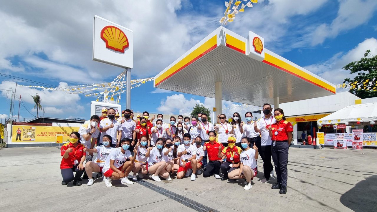 Shell forecourt staff in Cebu gather again to celebrate the opening of Shell Hernan Cortez, one of the five new Mobility stations launched