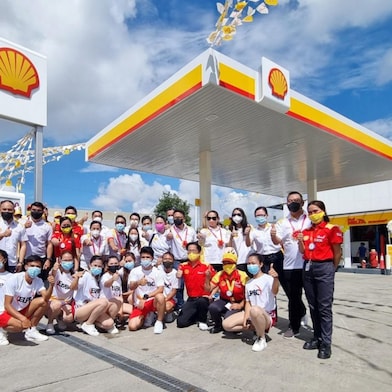 Shell forecourt staff in Cebu gather again to celebrate the opening of Shell Hernan Cortez, one of the five new Mobility stations launched