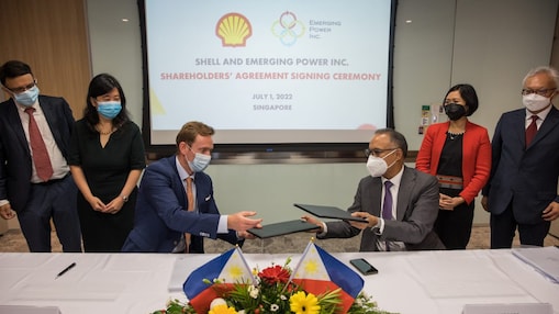 (Seated L-R): Thomas Brostrom, Shell Executive Vice-President, Renewable Generation; and Martin Antonio Zamora, EPI Chairperson (Standing L-R): Sriram Madapura, Shell Head of Renewable Power Development, Asia-Pacific; and Jasmine Choo, Shell Vice-President for Onshore Power, Asia, Lorelie Quiambao Osial, Pilipinas Shell Petroleum Corporation, President and CEO; and Ronaldo Ibasco, EPI President and Chief Executive Officer