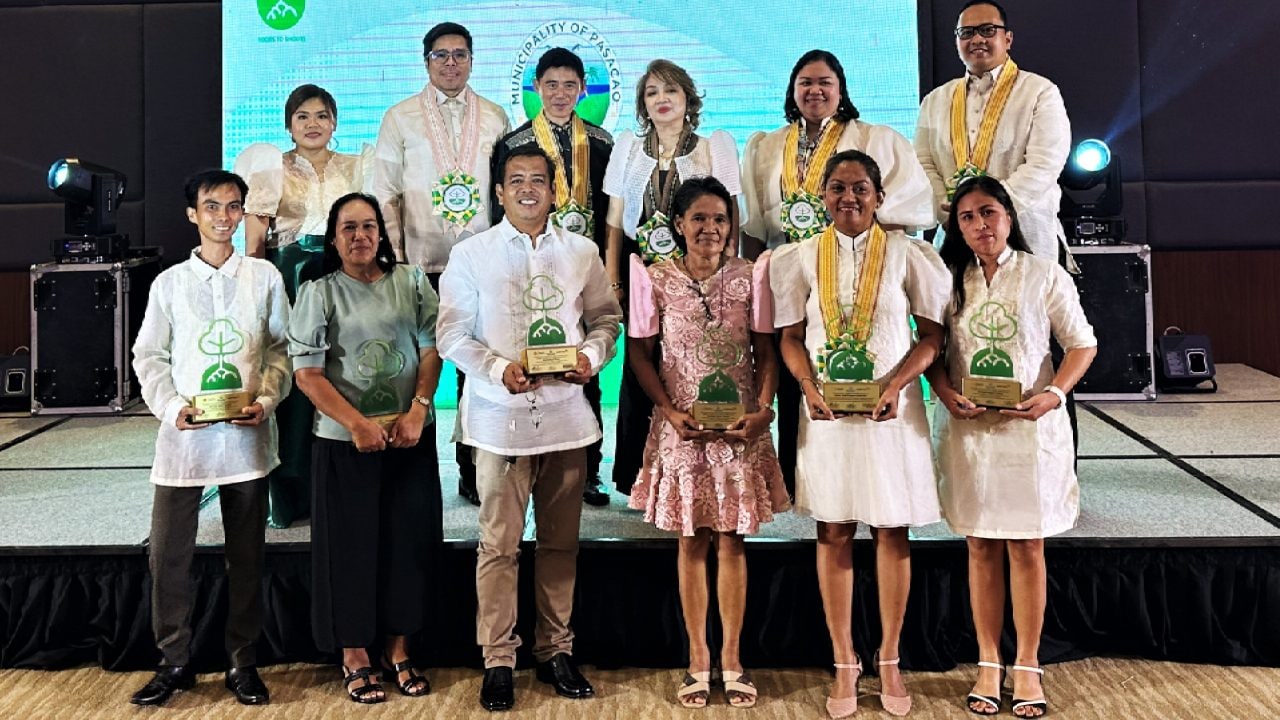 (Left to Right -Top) Ma. Crisandra A. Magno (RTS-FSL Program Officer), Wesley Dela Cruz (Terminal Manager, Shell Pasacao Depot), Rommel V. Fuerte (National Director, World Vision Development Foundation), Dr. Azucena M. Dayanghirang (National Nutrition Council Assistant Secretary and Executive Director), Raiza V. Cusi (Senior Technical Manager, Pilipinas Shell Foundation, Inc.), Reginald M. Andal (Executive Director, Manila Water Foundation).