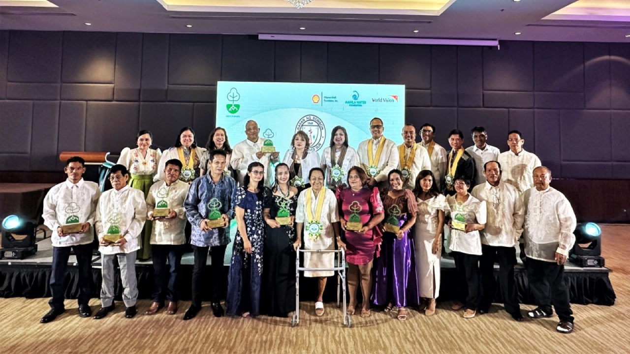 (Left to Right - Bottom) Bechar Thurston (Member, Odicon Small Coconut Farmers Organization), Maria Kasilag (Member, Quitang Farmers Association), Hon. Junard Joel M. De Alday (Municipal Councilor, Pasacao, Camarines Sur), Maria Vilma Ipa (Board of Director, Caranan Farmers & Agrarian Reform Beneficiary Association), Annielen L. Panerio (General Manager, Camsur Multi- Purpose Cooperative), Joevelyn Petinez (President, Samahang Mangingisda ng Dalupaon).
