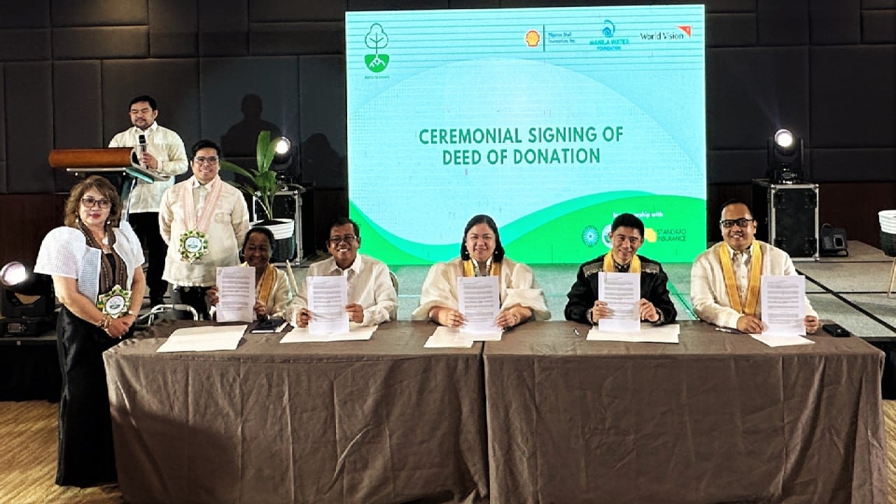 (L-R) Witnesses: Dr. Azucena M. Dayanghirang and Mr. Wesley Dela Cruz; Signees: Bombon Mayor Maria Luisa Angeles, Pasacao Municipal Councilor Junard Joel De Alday, Ms. Raiza V. Cusi of PSFI, Mr. Rommel V. Fuerte of World Vision Development Foundation, and Mr. Reginald M. Andal of Manila Water Foundation