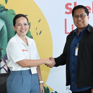 Ceremonial signing of the Memorandum of Agreement between Shell Lubricants and Green Antz for ‘Shell Lube Recycle’ initiative. In photo: Jackie Famorca, Vice President of Shell Lubricants Philippines (left) and Engr. Rommel Benig, Founder and CEO of Green Antz Builders (right)