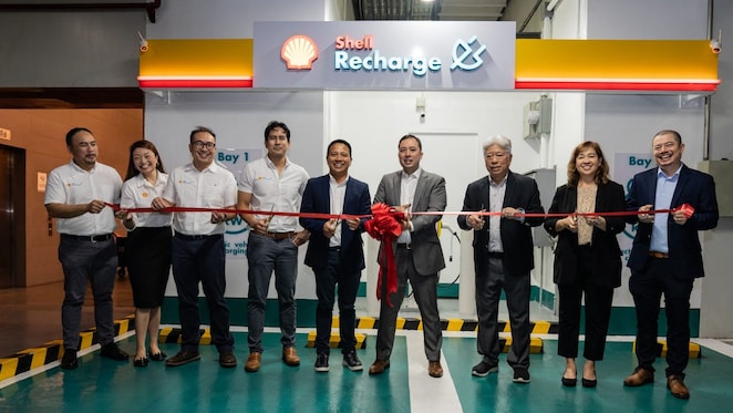 L-R: Pol Atuelan Shell Real Estate-Program Manager, Millicent Ngo-Shell Real Estate EV Portfolio Manager Asia, Ronald Gatbonton-Shell Engineering Manager, Jolo Valdez Shell Head of E-Mobility & Innovations, Randy Del Valle Vice President Shell Mobility, Raymond Rufino NEO-CEO, Charlie Rufino NEO-President, Gie Garcia NEO Chief Sustainability officer, Carlo Rufino NEO Co-managing director.