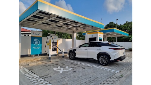 The new Lexus RZ 450e was charged from 25% to 80% state of charge in less than 30 minutes through the 180kW Ultra Rapid Shell Recharge charger at Shell Mobility TPLEX site