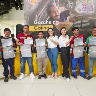 First batch of participants who completed the three-part challenge pose for a group photo with Jackie Famorca, Vice President of Shell Lubricants Philippines (center left) and Stephie Reyes,  Shell Rimula Brand Manager (center right).