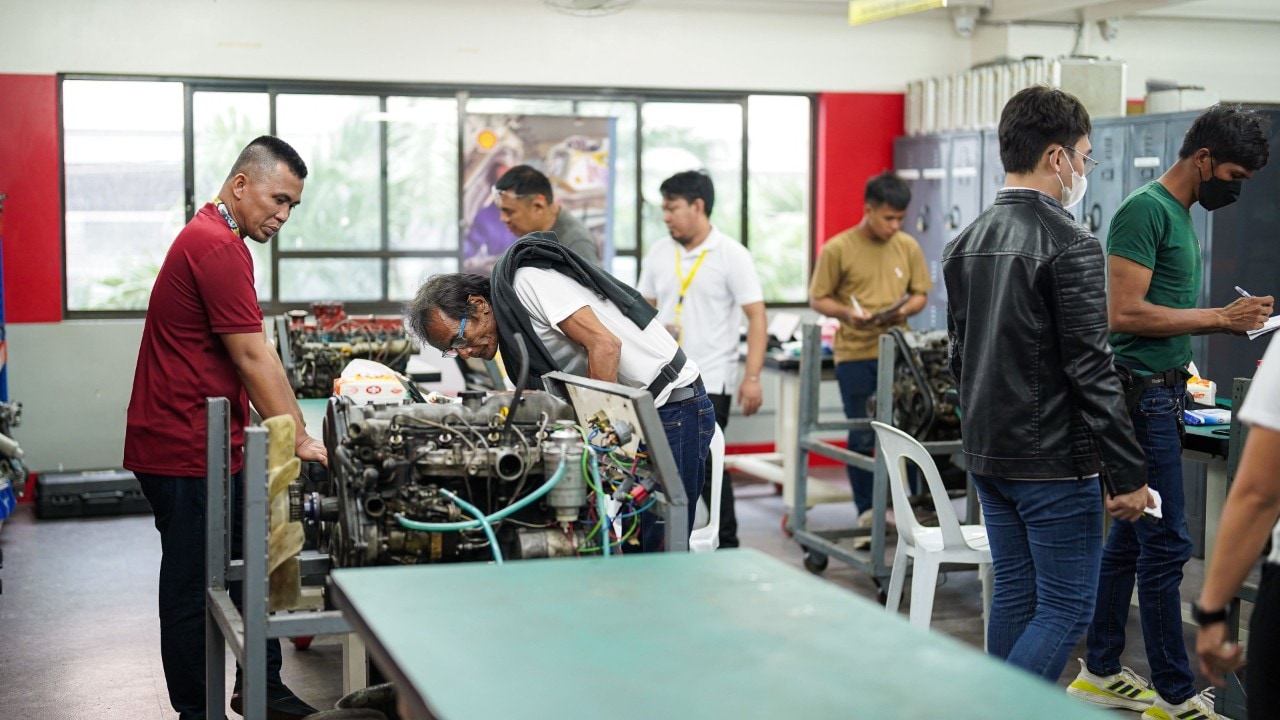 Participants learn about truck repair and maintenance in one of the challenge rooms at Shell Rimula’s Garahe ng Galing event.