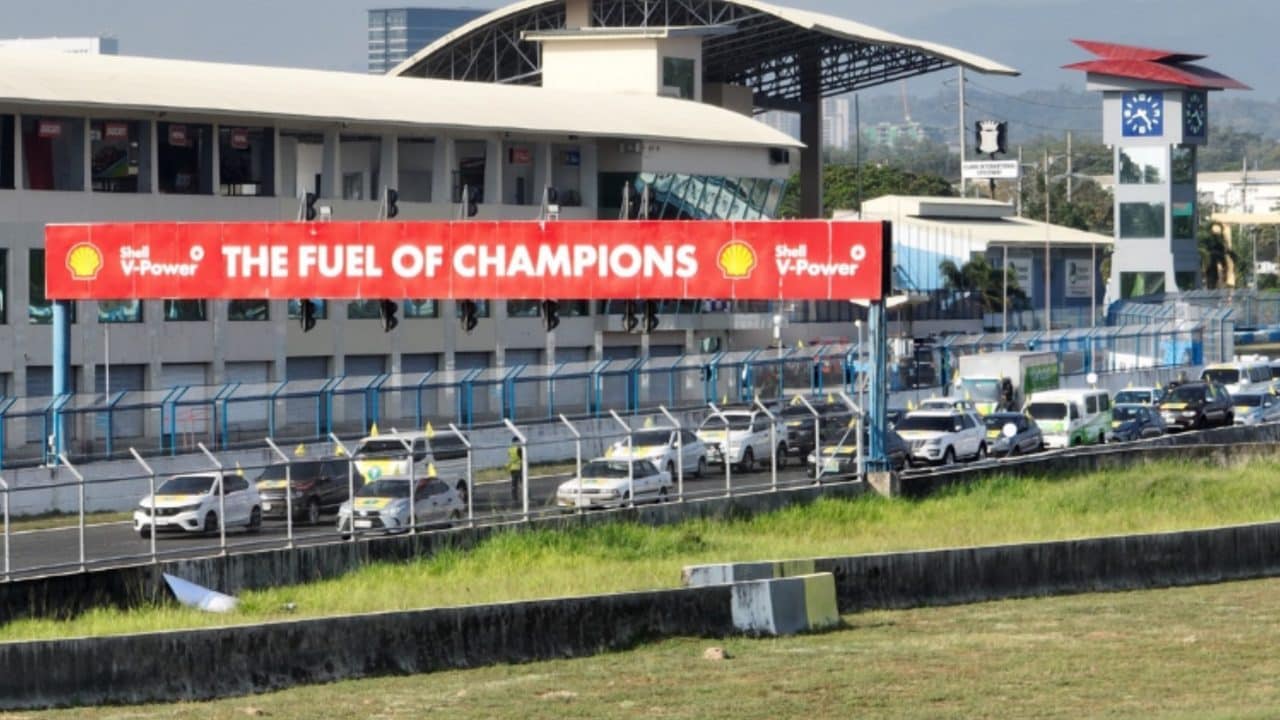 Ladies and gentlemen, start your engines: 110 drivers set out to see if Shell FuelSave can really save 1 liter per full tank of gas, and 1.6 liters per full tank of diesel regardless of vehicle type, and vehicle age.