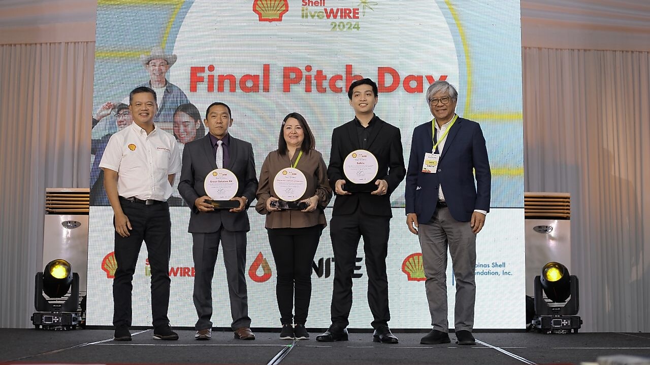 Celebrating Innovation and Sustainable Solutions: Serge Bernal, VP Corporate Relations at Shell Pilipinas Corporation, with Engr. Ian Fred Solas of Green Solution PH, Eva Lisa Adoremos of GAIA Builders and Trading Corporation, Patrick Roland De Guzman of SALTRIC, and Sebastian Quinones, Jr., Executive Director of Pilipinas Shell Foundation Inc., at the Shell LiveWIRE 2024