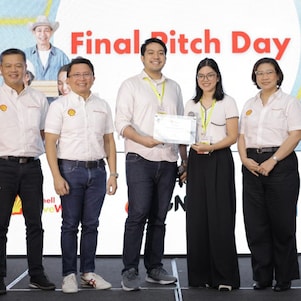 CP Health Innovations, represented by Mikee Chua and Troyss Pilapil (3rd and 4th from left), a participant in the Shell LiveWIRE Acceleration Program, was recognized for its commitment to sble growth and innovation through the Benita and Catalino Yap Foundation (BCYF) Award Enterprises initiative. This collaboration has provided CP Health Innovations with the mentorship and resources needed to advance its mission of promoting health and well-being in communities.