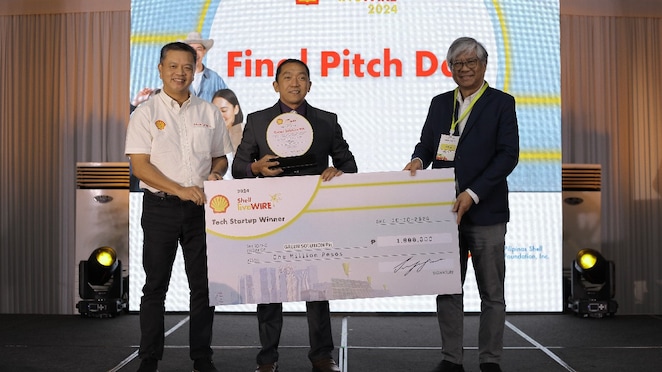 Championing Sustainable Innovation: Serge Bernal, VP Corporate Relations at Shell Pilipinas Corporation, Engr. Ian Fred Solas of Green Solution PH, and Sebastian Quinones, Jr., Executive Director of Pilipinas Shell Foundation Inc., celebrate the success of Green Solution PH as the grand winner of Shell LiveWIRE 2024, highlighting the importance of sustainable energy solutions in driving the future of clean energy.