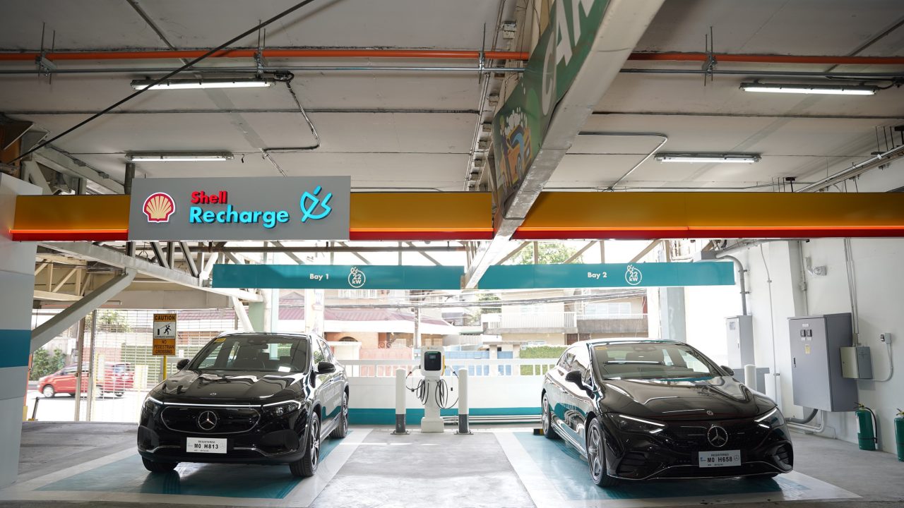 Shell Recharge Greenhills Connecticut equipped with Type 2 connectors suitable for Mercedes Benz EQA 250 and Mercedes Benz EQE 350+.