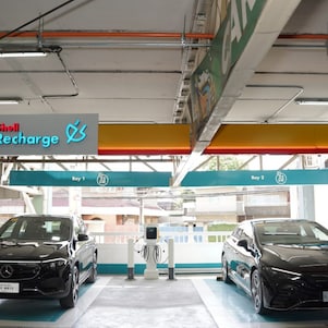 Shell Recharge Greenhills Connecticut equipped with Type 2 connectors suitable for Mercedes Benz EQA 250 and Mercedes Benz EQE 350+.