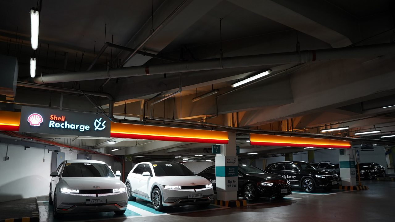 Shell Recharge Greenhills Missouri compatible with Mercedes Benz EQA 250, Mercedes Benz EQE 350+ and Hyundai Ioniq5.