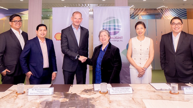 (L-R). Shell Energy Head of Trading Dennis Cristoffer Tagaza, Shell Energy Head of Business Development and Supply Joel Tarongoy, Shell Energy President Bernd Krukenberg, Greenlight President & CEO Jasmin Josefa Agbon, Greenlight Chairperson Maria Patricia Riingen, Greenlight Director Roy Joseph Fernandez.