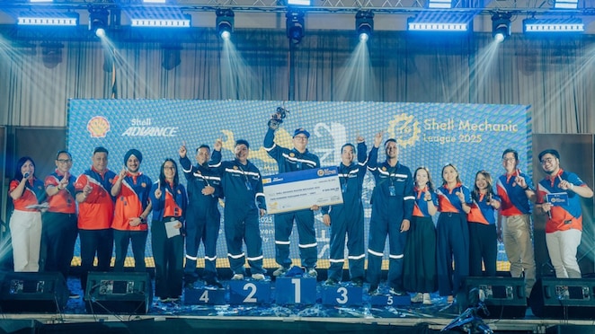 Charlie Sandoval shines as the 2025 National Champion of the Shell Advance Masters, standing tall at the center of the podium. Flanking him in celebration are Norman Cabal (2nd Place), Joefel Foronda (3rd Place), Joevanne Sayat (4th Place), and Allen Kenneth Rañon (5th Place), representing the country’s finest motorcycle mechanics.