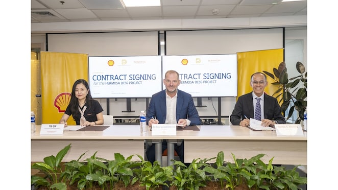 In photo, from left to right: Tia Qin, Country Head of Sungrow Philippines; Bernd Krukenberg, President and CEO of Shell Energy Philippines; and Clyde S. Nebres, President of Power Dimension, Inc., during the contract signing between Shell Energy Philippines (SEPH) and Power Dimension, Inc. for the Hermosa Battery Energy Storage System (BESS)