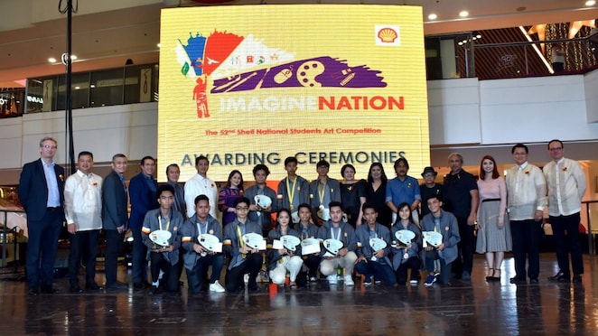 Pilipinas Shell President and CEO Cesar Romero (2ⁿᵈ row, 6ᵗʰ from left) and Tourism Secretary Bernadette Romulo-Puyat (2ⁿᵈ row, 7ᵗʰ from left) pose with the 12 winners of Shell’s 52ⁿᵈ National Students Art Competition, special guests, and other Shell executives during the awarding ceremony.