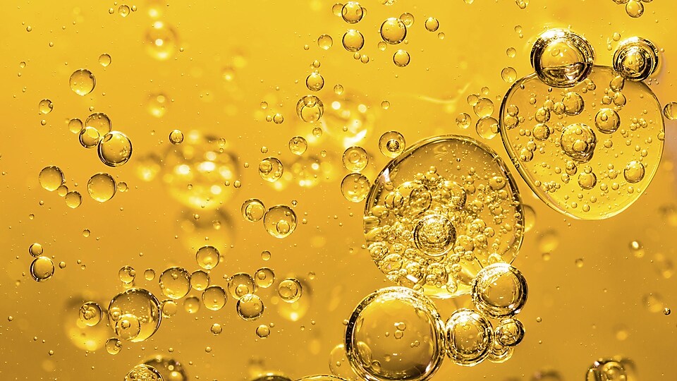 Bubbles in oil