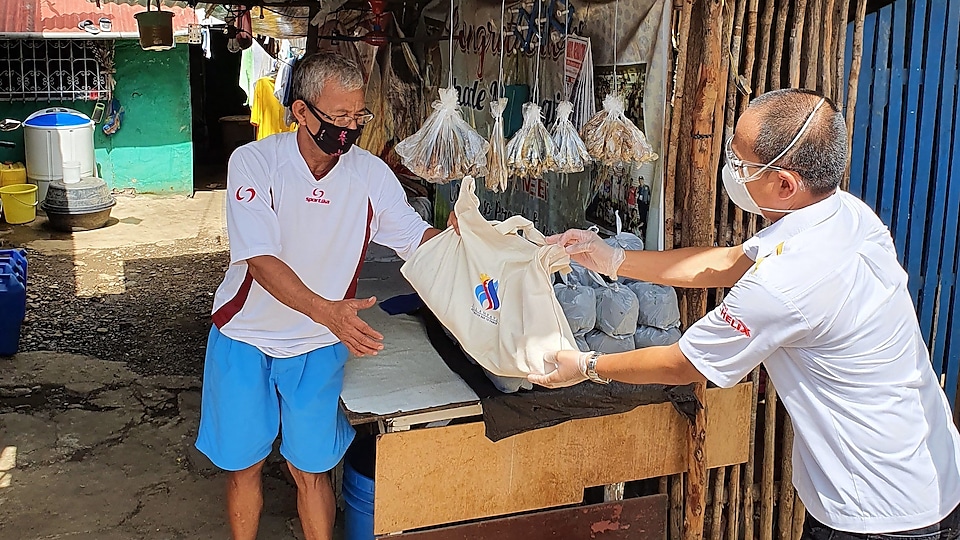 Shell's Terminal Manager Rey Labajo distributes relief goods to Brgy Bagong Silang, Palawan.
