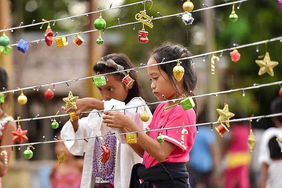 Kids setting up for their first-ever Christmas lighting in Sitio Binaluan