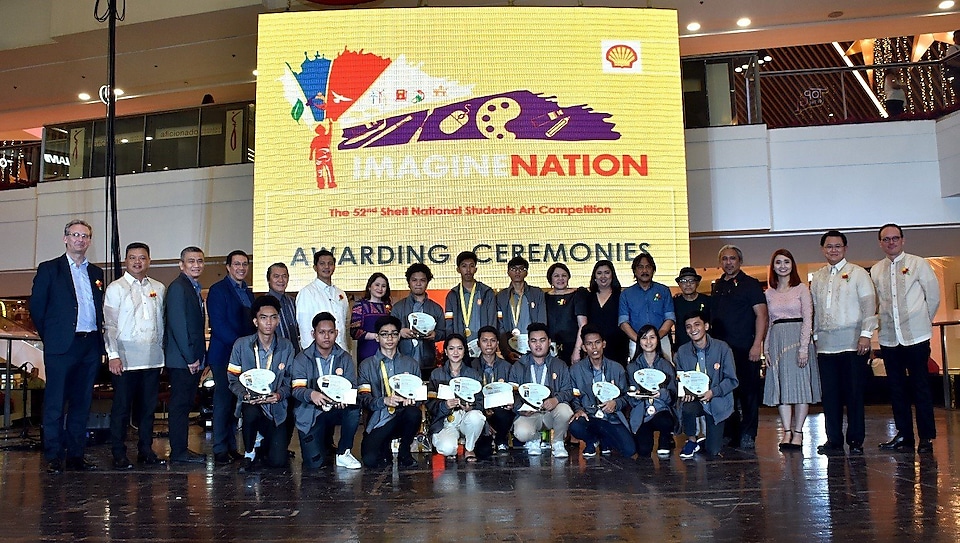 Pilipinas Shell President and CEO Cesar Romero (2nd row, 6th from left) and Tourism Secretary Bernadette Romulo-Puyat (2nd row, 7th from left) pose with the 12 winners of Shell’s 52nd National Students Art Competition, special guests, and other Shell executives during the awarding ceremony.