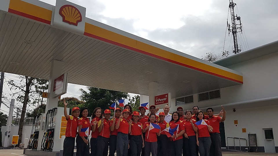 Erwin's Shell family celebrating his win at the station